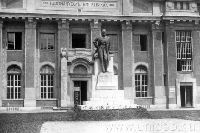 Új helyen, az egykor nevét viselő Debreceni Egyetem Főépülete előtt állítják fel október 31-én – a Hallgatói Önkormányzat kezdeményezésére – gróf Tisza István, a tragikus sorsú miniszterelnök szobrát.   A Kisfaludi Stróbl Zsigmond szobrászművész által bronzba álmodott egész alakos műalkotásnak kalandos sorsa volt: csaknem 100 éve állították fel először a klinika előtt, majd néhány évtizeddel később az intézmény saját hallgatói döntötték le. Jótét lelkek megmentették, rejtegették, majd újabb évtizedek elteltével ismét felállították, igaz, nem az eredeti helyén.