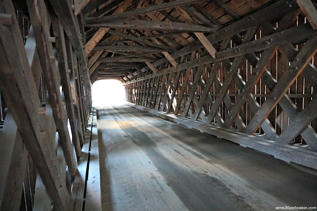 Interior del Puente Cubierto Downers Covered Bridge en Vermont