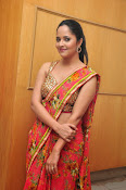 anasuya sizzling saree stills-thumbnail-32