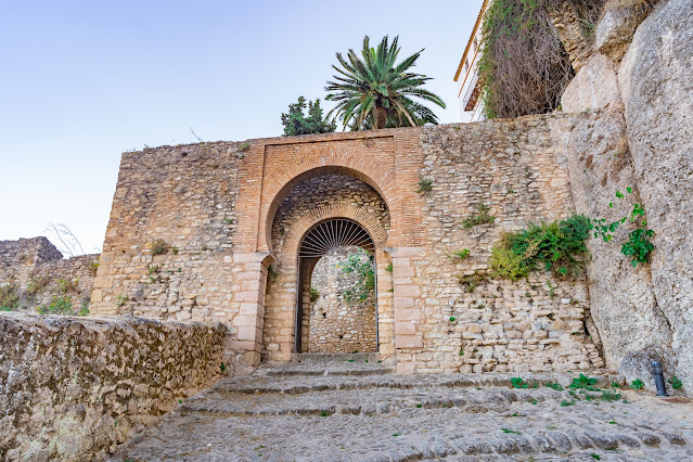 Puerta de una muralla antigua de una ciudad.