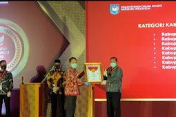 Bupati Samosir, Rapidin Simbolon Terima Penghargaan Innovative Government Award (IGA) 2020