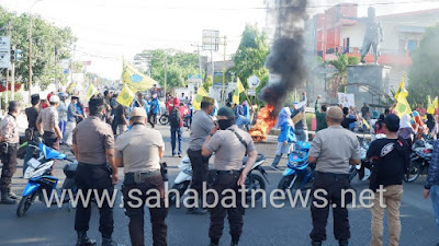 PMII Pinrang Demo Di Kawal Polisi Berpeci di Pinrang