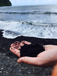 Plage de sable noir à Maui