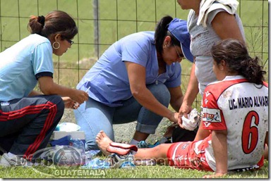 atencion de la dra de pares a la lesionada de reu