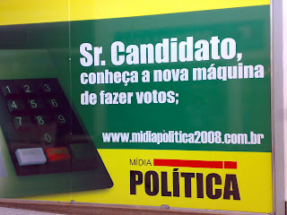 Sr Candidato, conheça a nova máquina de fazer votos - Painel em empresa de propaganda