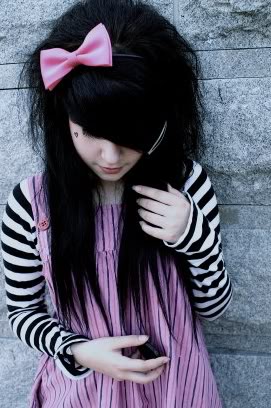 Cute Emo Girls With Beautiful Hairstyle
