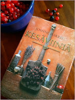 http://villasukkakirjahyllyssa.blogspot.com/2019/08/joanne-harris-kesaviinia.html