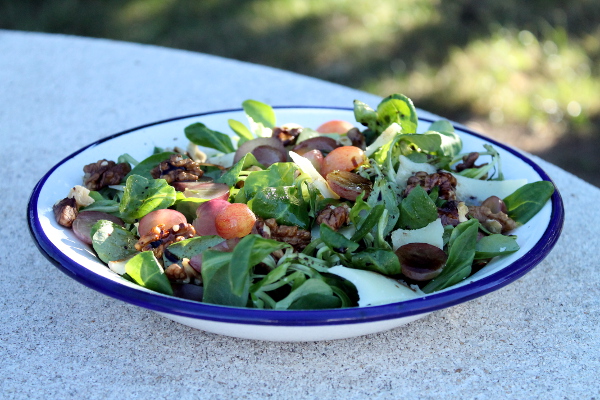 Ensalada de canónigos con uvas, queso y nueces