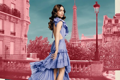 Mujer con vestido azul posa delante de la torre Eiffel