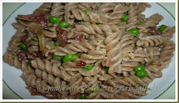 Fusilli integrali di farro con cipolla, prosciutto crudo e piselli (9)