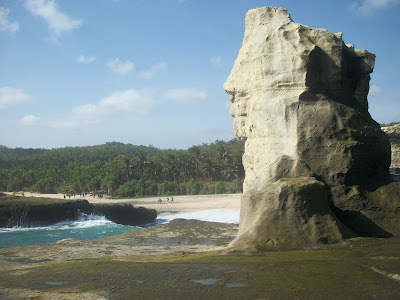 Menembus Keindahan Pantai Klayar Di Pacitan,seruling laut,batu mirip sphinx di pacitan, wisata pantai, 