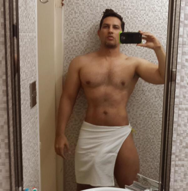 hombre en toalla desnudo