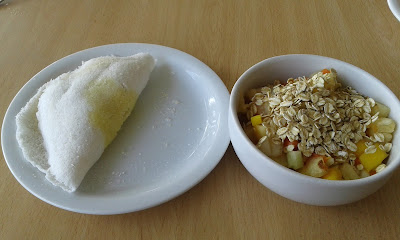 Café da manhã com tapioca e salada de frutas com aveia, no Hotel Praiano, em Fortaleza-CE