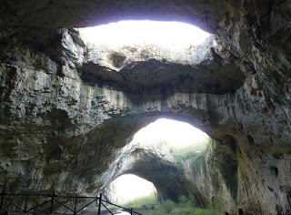 Bulgaria, Cueva Devetashka.