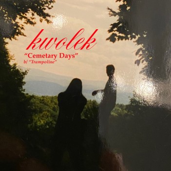 Kwolek traz um hino nostálgico indie rock "Cemetery Days"