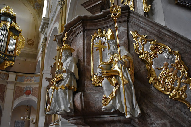 Bazylika kolegiacka pw. Wniebowzięcia N.M.P. - barokowe rzeźby zdobiące ambonę
