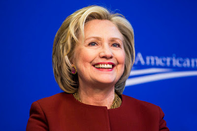  Biografi Hillary Clinton     Hillary Diane Rodham Clinton atau yang lebih populer dikenal Hillary Clinton adalah senator junior Amerika Serikat dari negara bagian New York, suatu jabatan yang dimulai pada 3 Januari 2001. Ia menikah dengan Bill Clinton, Presiden Amerika Serikat ke-42 dan Ibu Negara Amerika Serikat selama dua masa jabatan (1993 - 2001). Sebelumnya, ia adalah seorang pengacara.  Hillary Rodham dilahirkan di Chicago, Illinois, dan dibesarkan dalam sebuah keluarga Methodist di Park Ridge, Illinois. Ayahnya, Hugh Ellsworth Rodham, seorang konservatif, adalah seorang eksekutif dalam industri tekstil, dan ibunya, Dorothy Emma Howell Rodham, seorang ibu rumah tangga. Hillary mempunyai dua orang saudara lelaki, Hugh dan Tony. Mantan duta besar AS untuk Britania Raya, Philip Lader, merujuk kepada minatnya yang mendalam kepada nenek moyangnya dari Wales.  Setelah lulus SMA di Maine South, tahun 1965, Hillary melanjutkan ke Wellesley College, yang khusus untuk anak perempuan. Setamat dari Wellesley College, Hillary melanjutkan ke Fakultas Hukum Universitas Yale. Setelah lulus dari Yale pada tahun 1973, ia pindah ke Arkansas pada tahun 1974, kemudian menikah dengan Bill Clinton pada 11 Oktober 1975. Lima tahun kemudian, 27 Februari 1980, putri mereka pun lahir. Bayi perempuan itu diberi nama