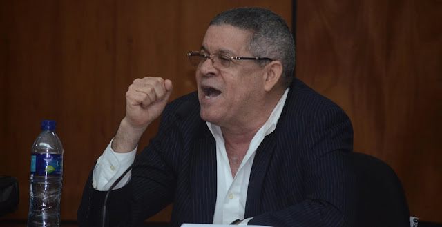 El ex-director del INAPA Roberto Rodríguez, acusó ayer al Ministerio Público de querer “castrar” la buena imagen que construyó a través de su trabajo y de su vida política con “fábulas sin sentido”.