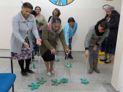 Adultos também gostam de sapo que pula de E.V.A