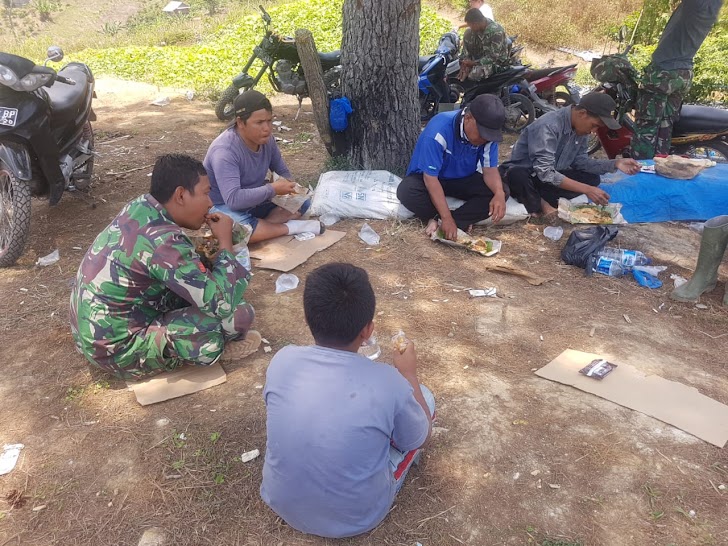 Disela Kesibukan, Anggota Satgas TMMD Makan Bersama Warga