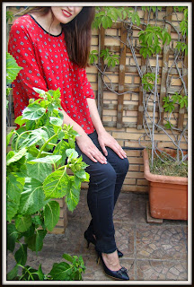 Blusa roja para días nublados de primavera