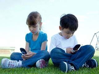 kids use smartphone