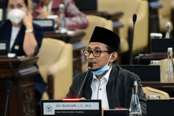 Bukhori Yusuf Sesalkan Kemenag Tetap Luncurkan Program Penceramah Bersertifikat