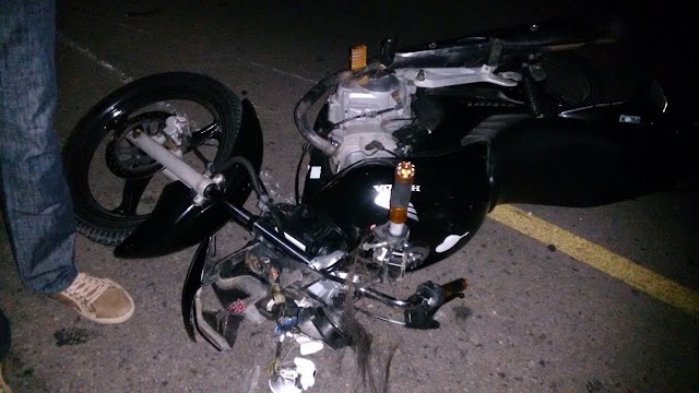 CASAL EM MOTOCICLETA BATE EM CAVALO. UM MORRE, OUTRO FICA FERIDO