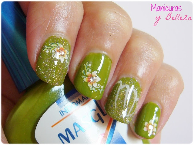 Nail art Manicura verde con pegatinas stickers Indomable Masglo Usalo Ya Uñas del Zodiaco