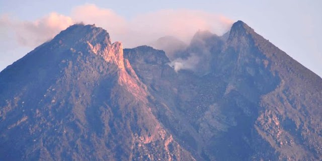 Gunung Merapi meluncurkan Lava Pijar Ke Arah hulu Kali Gendol