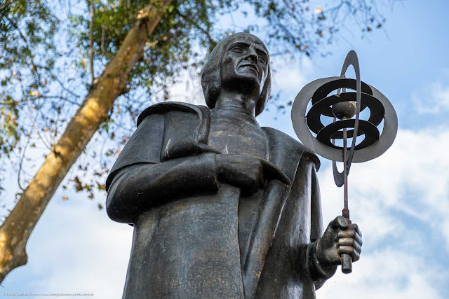 Estátua de Nicolau Copérnico no Bosque João Paulo II - detalhe