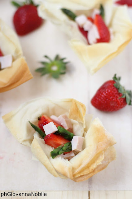 Cestini di pasta fillo con tacchino, punte di asparagi e fragole