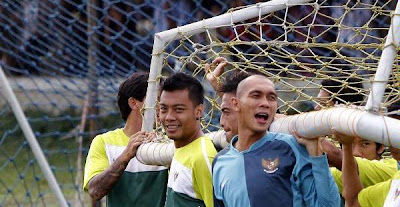 Timnas Indonesia berlatih menjelang pertandingan final leg pertama melawan Malaysia, dengan mengangkat gawang, di Lapangan PSSI Komplek Stadion Utama Gelora Bung Karno