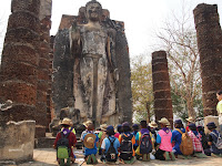 Enfants scout priant Bouddha