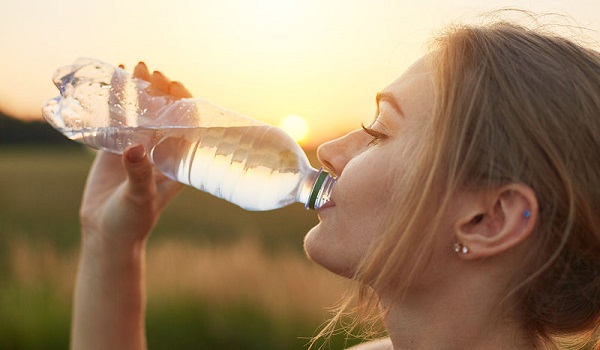 Πόσο νερό πρέπει να πίνουμε για να είμαστε υγιείς;