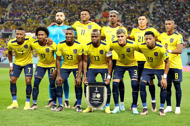 SELECCIÓN DE ECUADOR. Temporada 2022-23. Hernán Galíndez, Michael Estrada, Félix Torres, Alan Franco, Carlos Gruezo; Pervis Estupiñán, Angelo Preciado, Moisés Caicedo, Enner Valencia, Piero Hincapie, Gonzalo Plata. SELECCIÓN DE ECUADOR 1 SELECCIÓN DE SENEGAL 2 Martes 29/11/2022, 16:00 horas. XXII Copa Mundial de fútbol de la FIFA Catar 2022, fase de grupos, Grupo A, jornada 2. Khalifa, Municipio de Rayán, Catar, estadio Internacional Khalifa: 44.569 espectadores. GOLES: ⚽0-1: 44’, Ismaïla Sarr, de penalti. ⚽1-1: 67’, Moisés Caicedo. ⚽1-2: 70’, Kalidou Koulibaly.