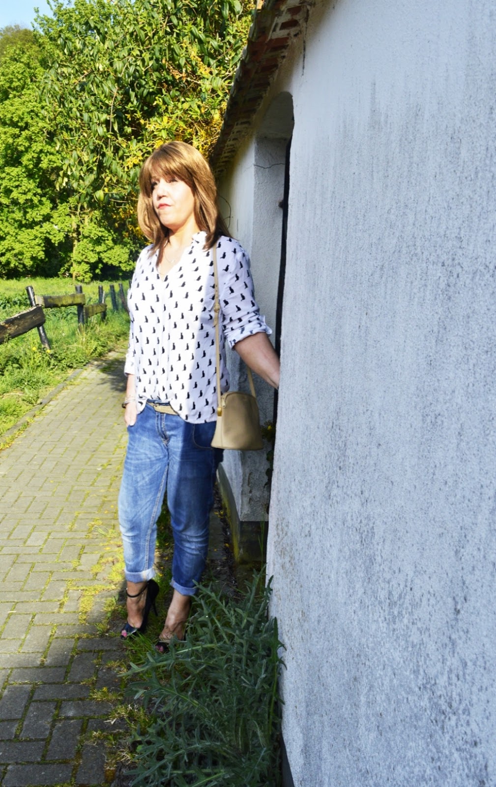 Outfit Peep Toe Heels, Relaxed Fit Jeans und Boxy-Style Bluse 