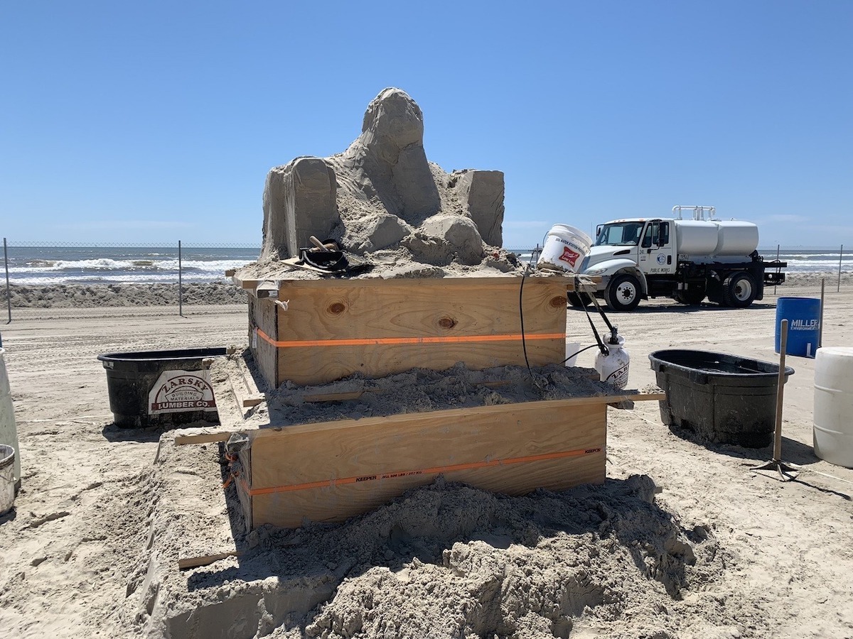 Giant Sand Sculpture Of The Lincoln Memorial With A Crumbling Base Won Festival