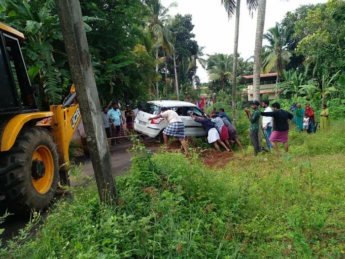 ഡീസന്റ്മുക്ക് കശുവണ്ടി ഫാക്ടറി റോഡിൽ നിയന്ത്രണം തെറ്റിയ കാർ കുഴിയിൽ മറിഞ്ഞു. കാറിലുണ്ടായിരുന്ന അമ്മയും കുട്ടിയും പരിക്കില്ലാതെ രക്ഷപെട്ടു