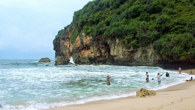 ombak pantai kayu arum gunung kidul jogjakarta