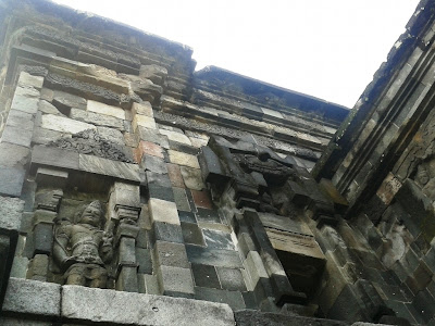 Ornamen didinding candi