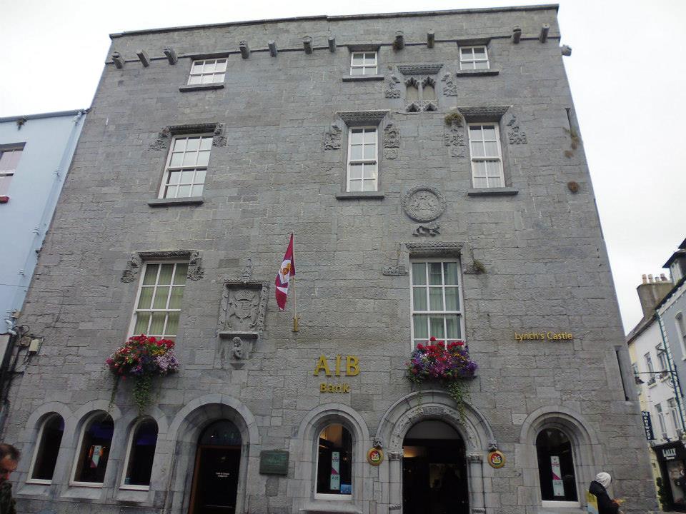 Lynch Castle, la antigua mansión de la familia Lynch, una de las 14 tribus de Galway (Irlanda) (@mibaulviajero)