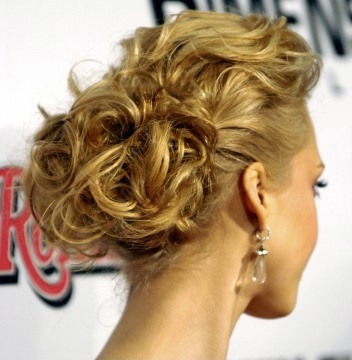 Taylor, of course, looked gorgeous and I love her hairstyle, but I want to 