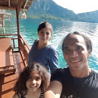 Liburan kaka slank bersama istri dan anak nya sambil selfi