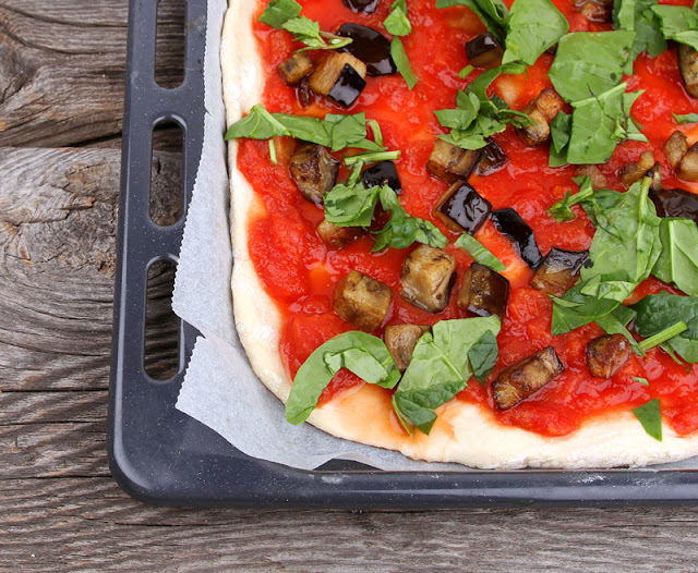 Oppskrift Hjemmelaget Pizza Aubergine Spinat Vegansk Ost Vegetarpizza Auberginepizza Pizzabunn