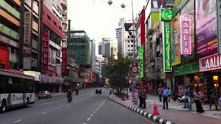 keadaan di jalan tar sebelum menjadi sesak dengan orang ramai