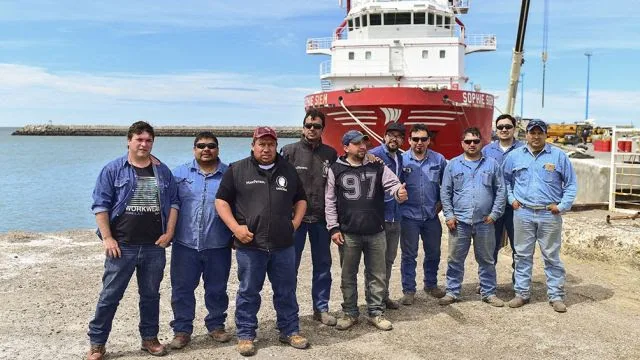 Parte del equipo de soldadores que trabajaron para acondicionar al buque Sophie Siem. Imagen vía TÉLAM