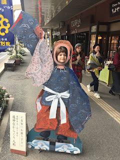 Paula con traje japonés y abanico