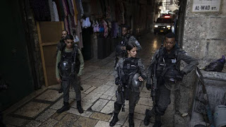 Israeli forces kill a Palestinian in Jerusalem and end the siege of Nablus after 21 days On Thursday morning, the Israeli police announced the killing of a Palestinian youth for allegedly stabbing a policeman in East Jerusalem, while the Israeli army reopened all entrances to the city of Nablus in the northern West Bank, after a 21-day siege.  On Thursday morning, the Israeli police announced the killing of a Palestinian youth in East Jerusalem for allegedly stabbing one of its members.  The police shot the young man (whose identity was not known) while he was on Al-Wad Road near the Majlis Gate leading to Al-Aqsa Mosque.  Eyewitnesses said that the young man was lying on the ground, with police around him, according to Anadolu Agency.  Meanwhile, the Israeli police said in a statement that they had arrested a Palestinian, and while examining him, he pulled out a knife and stabbed a policeman.  She added, "Two policemen shot him, and his death was later announced." And she added, "3 policemen were wounded, 2 of them were treated at the scene and the third was taken to hospital."  The Islamic Endowment Department in Jerusalem stated, in a brief statement, that the Israeli police closed the doors of Al-Aqsa Mosque and prevented entry or exit from it, and then reopened them later.  Lifting the siege of Nablus  Today, Thursday, the Israeli army reopened all entrances to the city of Nablus in the northern occupied West Bank, after a 21-day siege.  The army said in a statement that “based on a routine assessment of the security situation in the West Bank, it was decided to lift the comprehensive closure that was imposed on the entrances and exits to Nablus.”  A military spokesman confirmed to AFP that the closure was lifted at 4:00 am local time (2:00 GMT).  Eyewitnesses told Anadolu Agency that Thursday morning, all entrances to Nablus city were reopened in both directions, and that Israeli military bulldozers began removing earth and cement berms from the western entrance to Nablus.  The lifting of the siege on Nablus came before Palestinian Prime Minister Muhammad Shtayyeh, accompanied by ambassadors and consuls of European countries, visited Nablus today, Thursday, to see the reality of the city and Israel's measures there.  Israel closed all entrances to the city with earth mounds and military checkpoints on October 12, and the closure restricted the movement of about 200,000 Palestinians and disrupted their daily lives, including access to medical care and education.  The siege of Nablus began after the Palestinian armed group Lair Al-Aswad announced that it had carried out five shooting attacks against Israeli targets, which resulted in the death of a soldier and the injury of others, in response to the continuous attacks by the army and settlers on the Palestinian people.  The group appeared publicly in early September in the Old City of Nablus, and its members belong to various Palestinian factions.  According to the French news agency, last month, 25 Palestinians, including a leader in the group, were killed.