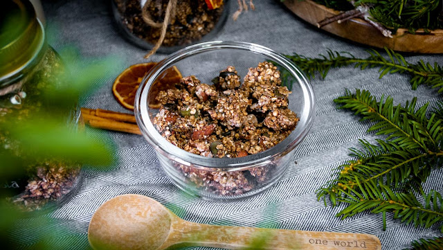 yunaban, granola, vegan, glutenfree, oats, haferflocken, müsli, müesli, breakfast, diy, gift, souvenir, gingerbread, gingerbread granola, schweiz, swiss, switzerland, homemade, christmas gift idea, zero waste, foodie, food blogger, recipe, rezept